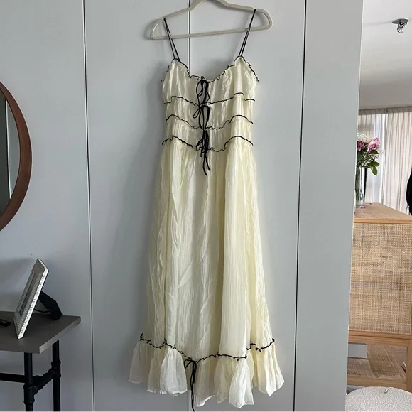 Elegant Cream Maxi Dress with Black Accents - Picture 3 of 7
